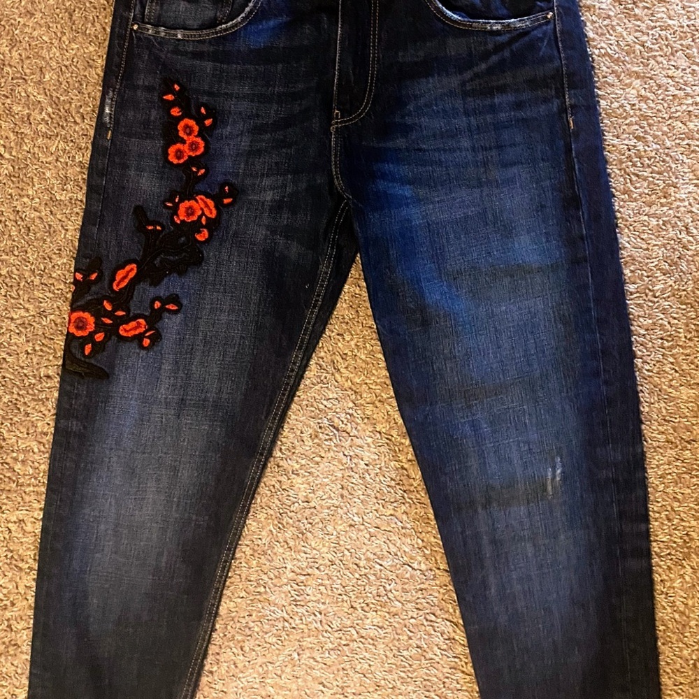 Zara Womans size 8 Crop jeans that are cuffed at the bottom Floral embroideryRed